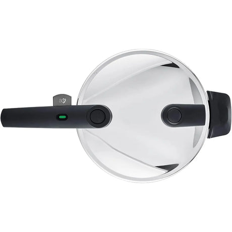 Nahaufnahme des Fissler Vitaquick Premium/Schnellkochtopf-Set, 2-teilig von Fissler, perfekt für energieeffizientes Kochen.
