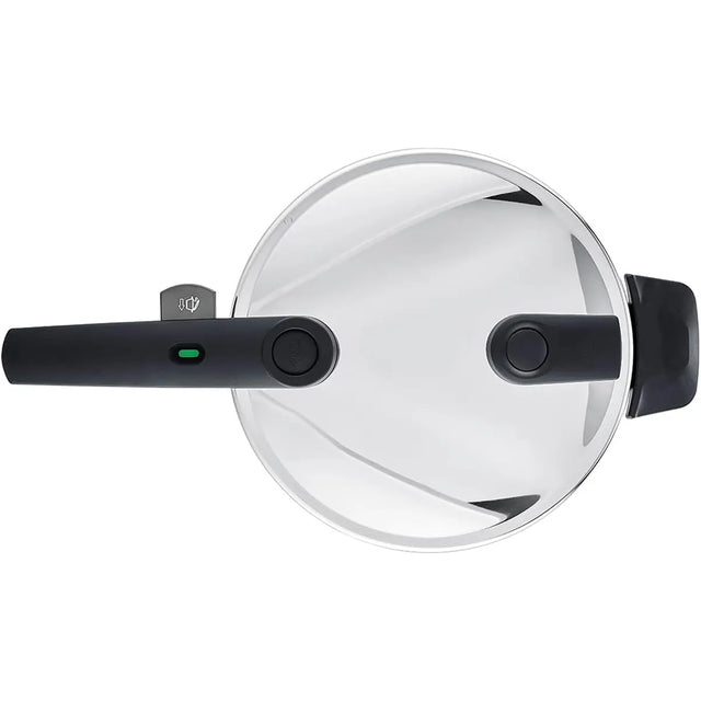 Nahaufnahme des Fissler Vitaquick Premium/Schnellkochtopf-Set, 2-teilig von Fissler, perfekt für energieeffizientes Kochen.