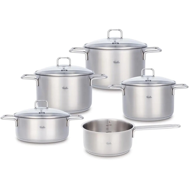 Das Fissler SatiTherm Topfset – silber von Fissler umfasst fünf Edelstahltöpfe mit Deckeln, darunter eine Stielkasserolle und verschiedene Kochtöpfe, und präsentiert sich als vielseitiges Kochgeschirrset vor weißem Hintergrund.