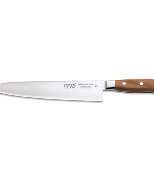 Das Friedr.Dick 1778 Kochmesser 24 cm - braun verfügt über Dreilagen-Sandwichstahl, eine Klinge aus rostfreiem Stahl und einen braunen Holzgriff mit drei Nieten für Haltbarkeit und Präzision.