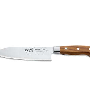 Das Santokumesser „DICK 1778“ von Friedr. Dick in Braun hat einen Holzgriff mit drei Metallnieten und trägt die Aufschrift „1778“ auf der Klinge.