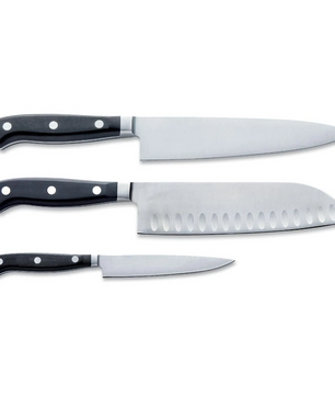 Drei Küchenmesser mit schwarzen Griffen, jedes in einer anderen Größe und mit einem anderen Klingenprofil, nebeneinander angeordnet – dieses „Friedr.Dick Premier Plus Eurasia Messerset – schwarz“ enthält ein vielseitiges Santoku-Messer für alle Ihre kulinarischen Bedürfnisse.