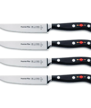 Vier identische Friedr.Dick F. DICK Premier Plus Steakmesser mit schwarzen Griffen und silbernen Klingen, horizontal auf weißem Hintergrund angeordnet.