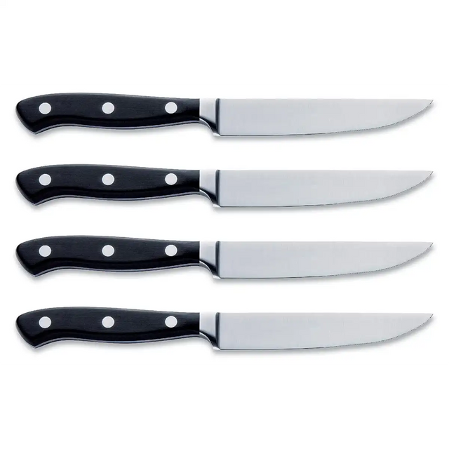Vier „Friedr.Dick Premier Plus“-Steakmesser mit schwarzen Griffen und silbernen Klingen aus dem „F. DICK Premier Plus Steakmesser-Set – schwarz“ sind horizontal in einer Reihe auf weißem Hintergrund angeordnet.