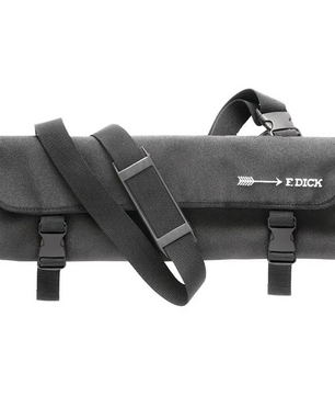 Eine schwarze Friedr.Dick Messerrolltasche mit Schultergurt, ideal für Ihr Friedr.Dick ProDynamic Messer-Set 8 tlg - schwarz, mit Friedr.Dick Logo.