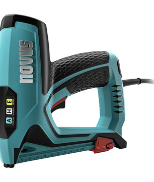 Ein blauer NOVUS J-150 Elektrotacker mit schwarzem, strukturiertem Griff und auffälligem NOVUS-Logo ist mit angeschlossenem Kabel abgebildet. Dieses zuverlässige Befestigungsgerät von NOVUS gewährleistet eine effiziente Leistung bei all Ihren Heftarbeiten.
