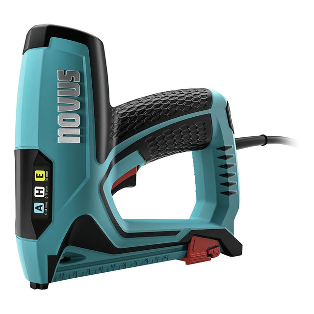 Ein blauer NOVUS J-150 Elektrotacker mit schwarzem, strukturiertem Griff und auffälligem NOVUS-Logo ist mit angeschlossenem Kabel abgebildet. Dieses zuverlässige Befestigungsgerät von NOVUS gewährleistet eine effiziente Leistung bei all Ihren Heftarbeiten.