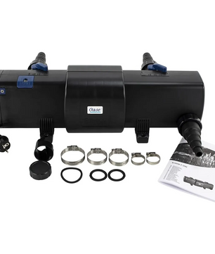 Das Oase Bitron C 36 W UVC-Vorklärgerät - schwarz wird mit Schlauchanschlüssen, Klemmen, Gummiringen und Bedienungsanleitung geliefert - ideal für Teichfilteranlagen und wirksam gegen Schwebealgen.