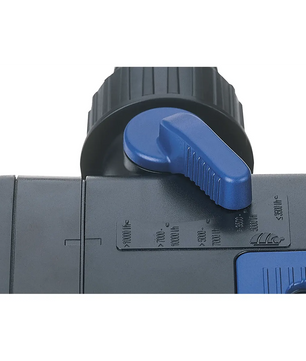 Nahaufnahme eines blauen Drehknopfes am schwarzen Oase Bitron C 55 W (56823) UVC-Vorklärgerät mit Celsius-Temperatureinstellung für die Teichwasseraufbereitung.