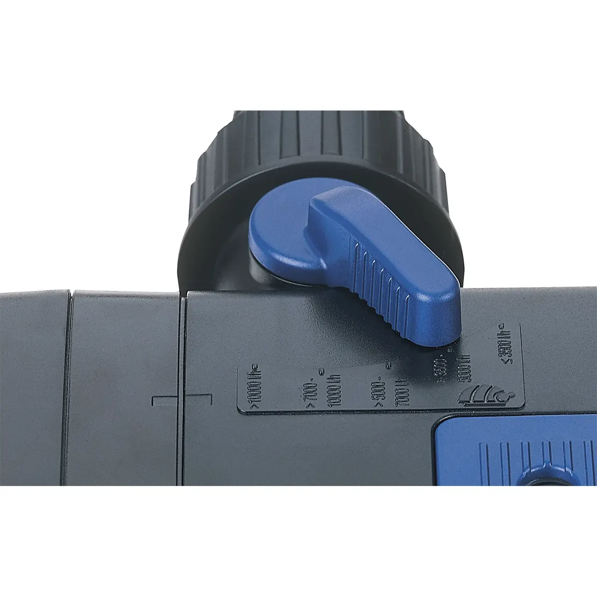 Nahaufnahme eines blauen Drehknopfes am schwarzen Oase Bitron C 55 W (56823) UVC-Vorklärgerät mit Celsius-Temperatureinstellung für die Teichwasseraufbereitung.