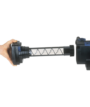 Eine Hand entnimmt einen zylindrischen Spiralfilter aus dem schwarzen Oase Bitron C 55 W (56823) UVC-Vorklärgerät.