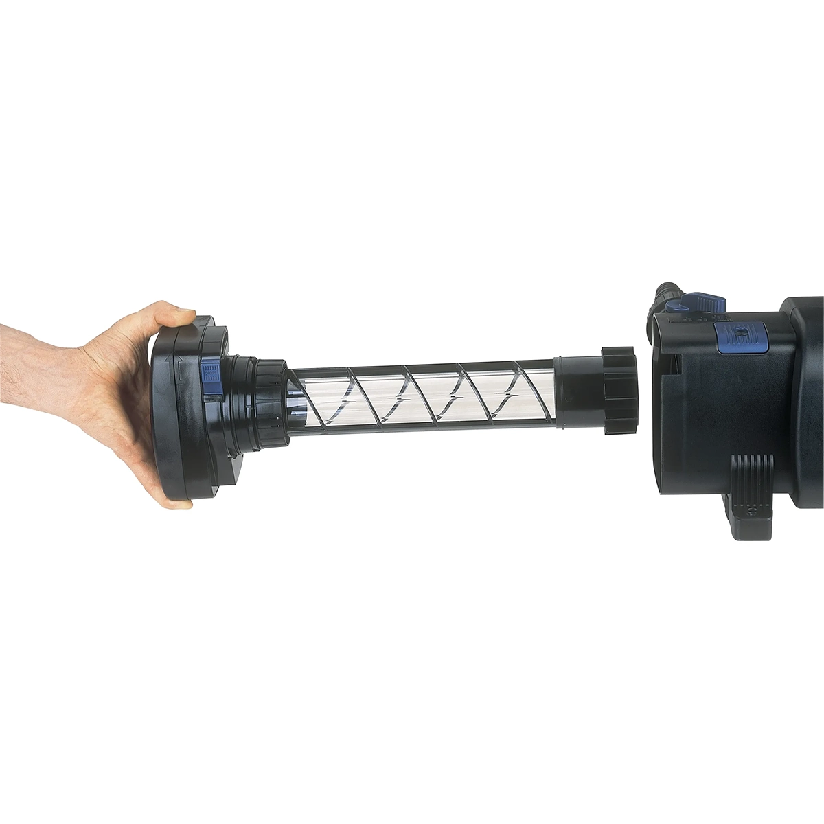Eine Hand entnimmt einen zylindrischen Spiralfilter aus dem schwarzen Oase Bitron C 55 W (56823) UVC-Vorklärgerät.