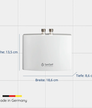 Der weiße SaniSelf KDE Kleindurchlauferhitzer von SaniSelf ist an einer gefliesten Wand montiert abgebildet, wobei seine Höhe, Breite und Tiefe in Zentimetern deutlich gekennzeichnet sind. Dieser kompakte Durchlauferhitzer ist für eine effiziente Warmwasserversorgung ausgelegt und eignet sich für die Untertischmontage.