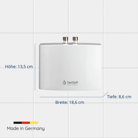 Der weiße SaniSelf KDE Kleindurchlauferhitzer von SaniSelf ist an einer gefliesten Wand montiert abgebildet, wobei seine Höhe, Breite und Tiefe in Zentimetern deutlich gekennzeichnet sind. Dieser kompakte Durchlauferhitzer ist für eine effiziente Warmwasserversorgung ausgelegt und eignet sich für die Untertischmontage.