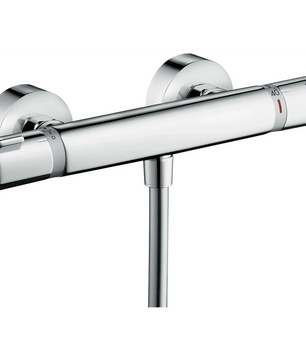 Wandmontierte, verchromte Thermostat-Duscharmatur mit zwei runden Bedienelementen, ausgestattet mit dem eleganten hansgrohe Ecostat Comfort Brausethermostat in Silber von hansgrohe.