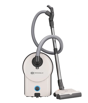 Der SEBO Professional D9 Bodenstaubsauger in Weiß verfügt über einen grauen Schlauch und einen Metallstiel und steht aufrecht vor einem weißen Hintergrund – ideal für eine effektive Teppichreinigung.