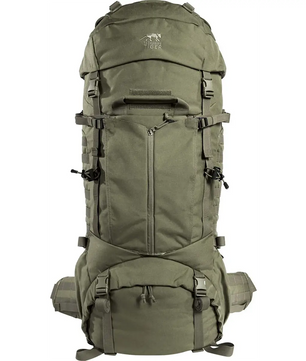 Der „Tasmanian Tiger Pathfinder MK II Rucksack – grün“ von Tasmanian ist ein großer, olivgrüner Rucksack mit zahlreichen Riemen, Taschen und Schnallen, der für Outdoor-Touren und längere Einsätze konzipiert ist. Abgebildet ist er aufrecht stehend vor einem weißen Hintergrund.