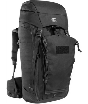 Der Rucksack „Tasmanian Tiger TT Modular Pack 45 Plus“ in Schwarz von Tasmanian verfügt über zahlreiche Taschen, Riemen, gepolsterte Schultergurte und ein MOLLE-System. Perfekt als Einsatzrucksack. Abgebildet auf weißem Hintergrund.