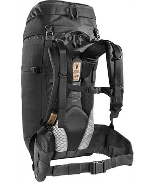 Der Rucksack „Tasmanian TT Modular Pack 45 Plus“ in Schwarz von Tasmanian verfügt über gepolsterte Schultergurte, ein Netz-Rückenteil, einen verstellbaren Hüftgurt und ein vielseitiges MOLLE-System zum Befestigen von zusätzlicher Ausrüstung. Abgebildet von hinten.