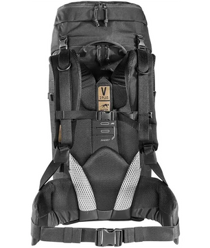 Der Rucksack „Tasmanian Tiger TT Modular Pack 45 Plus“ in Schwarz ist hier von hinten zu sehen. Zu erkennen sind die gepolsterten Träger, ein belüftetes Tragesystem und ein MOLLE-System für modulare Konfigurationen.