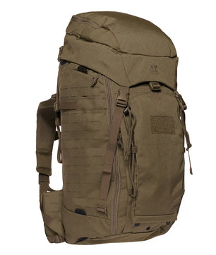 Der tasmanische TT Modular Pack 45 Plus Rucksack in Braun verfügt über gepolsterte Schultergurte, zahlreiche Gurte, externe Befestigungspunkte und ein MOLLE-System – ideal für den taktischen Einsatz oder als Einsatzrucksack.