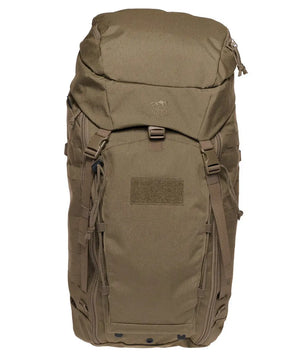Der Rucksack „Tasmanian Tiger TT Modular Pack 45 Plus“ von Tasmanian ist ein großer brauner taktischer Rucksack mit zahlreichen Riemen, einer oberen Klappe und einem MOLLE-System, der aufrecht vor einem weißen Hintergrund abgebildet ist.