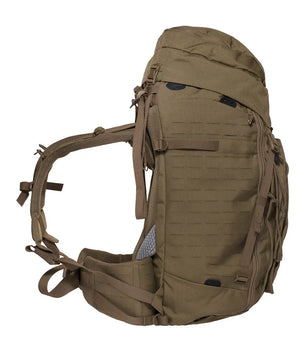 Der Rucksack „Tasmanian Tiger TT Modular Pack 45 Plus“ in Braun verfügt über gepolsterte Träger, mehrere Fächer und ein MOLLE-System, hier von der Seite gesehen.