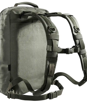 Der Rucksack „Tasmanian Tiger Medic Assault Pack L MKII IRR“ in Grün von Tasmanian verfügt über gepolsterte Schultergurte, einen Brustgurt und einen Hüftgurt zum sicheren Transport von medizinischer Ausrüstung (Abbildung von hinten).