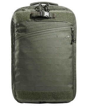 Der Rucksack „Tasmanian Tiger Medic Assault Pack L MKII IRR“ in Grün von Tasmanian verfügt über Reißverschlüsse an der Vorderseite, strukturierte Einsätze und eine Schnalle an der Oberseite – ideal als Trauma-Rucksack für den sicheren Transport von medizinischer Ausrüstung bei anspruchsvollen Einsätzen.