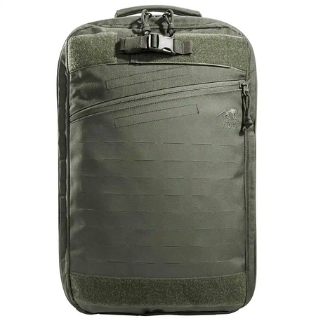 Der Rucksack „Tasmanian Tiger Medic Assault Pack L MKII IRR“ in Grün von Tasmanian verfügt über Reißverschlüsse an der Vorderseite, strukturierte Einsätze und eine Schnalle an der Oberseite – ideal als Trauma-Rucksack für den sicheren Transport von medizinischer Ausrüstung bei anspruchsvollen Einsätzen.