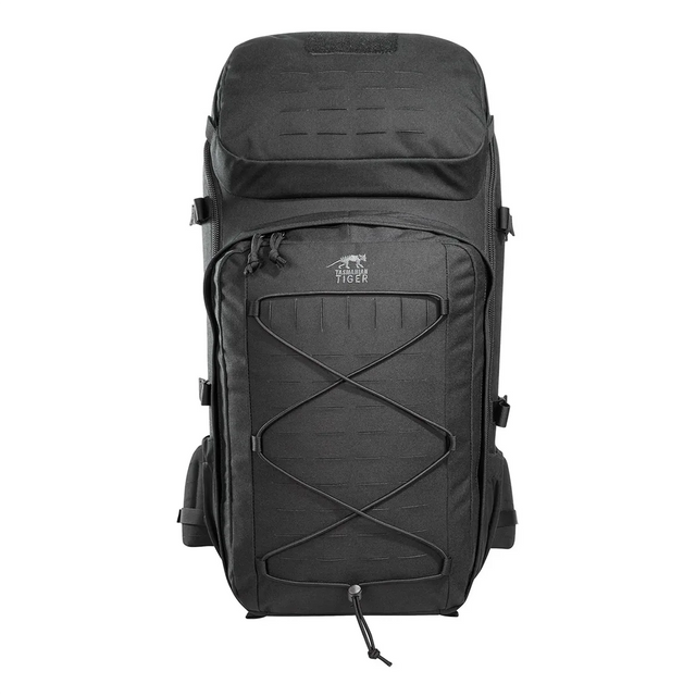 Der „Tasmanian Tiger TT“ Einsatzrucksack in Schwarz von Tasmanian verfügt über ein Bungee-Seil an der Vorderseite, eine obere Klappe und Seitentaschen – ideal für Outdoor-Abenteuer. Abgebildet vor weißem Hintergrund.