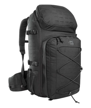 Tasmanian Tiger TT Einsatzrucksack in Schwarz von Tasmanian, mit mehreren Fächern, Seitengurten, elastischem Kordelzug an der Vorderseite und MOLLE-System, hier aufrecht abgebildet.