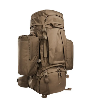 Der „Tasmanian Tiger TT Mil Ops Pack 80+24 Einsatzrucksack“ von Tasmanian ist ein brauner, modularer Rucksack mit zahlreichen Fächern und Taschen, ideal für Bushcraft, abgebildet auf weißem Hintergrund.