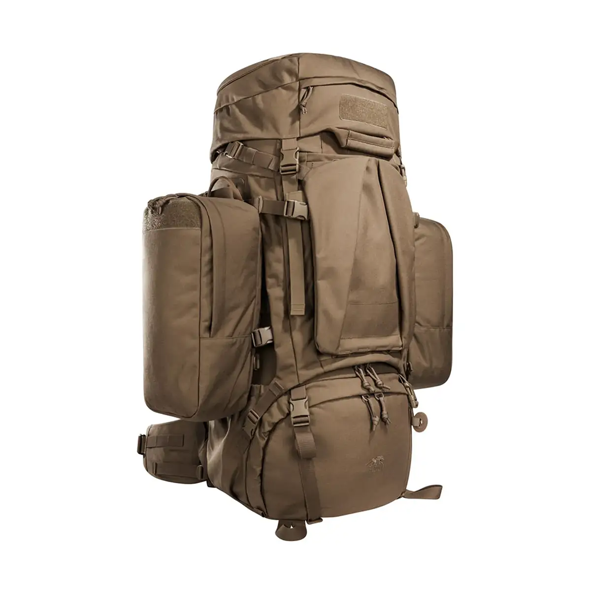 Der „Tasmanian Tiger TT Mil Ops Pack 80+24 Einsatzrucksack“ von Tasmanian ist ein brauner, modularer Rucksack mit zahlreichen Fächern und Taschen, ideal für Bushcraft, abgebildet auf weißem Hintergrund.