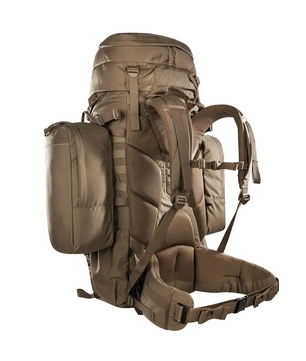 Der Einsatzrucksack „Tasmanian Tiger TT Mil Ops Pack 80+24“ in Braun verfügt über gepolsterte Schultergurte, einen Hüftgurt und zahlreiche Fächer – ideal für taktische Wanderungen. Abgebildet auf weißem Hintergrund.