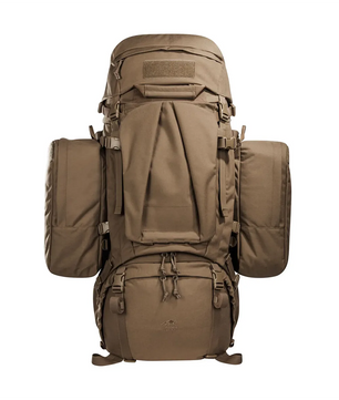 Der „Tasmanian Tiger TT Mil Ops Pack 80+24“ Einsatzrucksack in Braun von Tasmanian verfügt über mehrere Fächer und Seitentaschen und eignet sich perfekt für Bushcraft oder den taktischen Einsatz. Das Produkt wird auf weißem Hintergrund abgebildet.