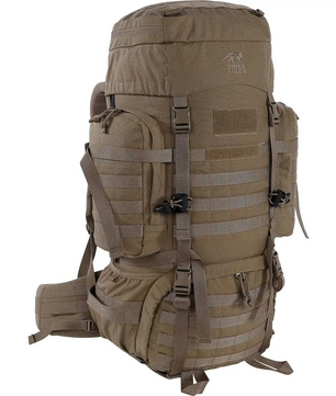 Der tasmanische Tiger TT Raid Pack MKIII 52L Militärrucksack in Braun von Tasmanian verfügt über zahlreiche Riemen, Schnallen, Seitentaschen, das V2 Plus-Tragesystem sowie MOLLE-Gurtband und steht aufrecht.
