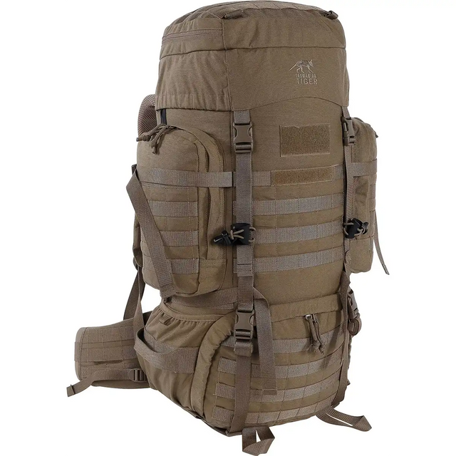 Der tasmanische Tiger TT Raid Pack MKIII 52L Militärrucksack in Braun von Tasmanian verfügt über zahlreiche Riemen, Schnallen, Seitentaschen, das V2 Plus-Tragesystem sowie MOLLE-Gurtband und steht aufrecht.