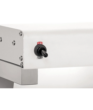 Nahaufnahme eines Kippschalters aus Metall mit der Aufschrift ON und OFF an einem weiß-silbernen Bartscher Wärmebrücke IHR650 Infrarot 0,65kW 1/1 GN-Gerät.