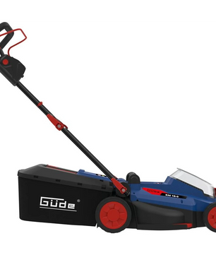Der Güde Akku-Rasenmäher RM 18-0, in blau und schwarz mit roten Akzenten und einer Grasauffangbox, wird von der Seite gezeigt und verfügt über einen bürstenlosen Motor für effizientes Mähen.