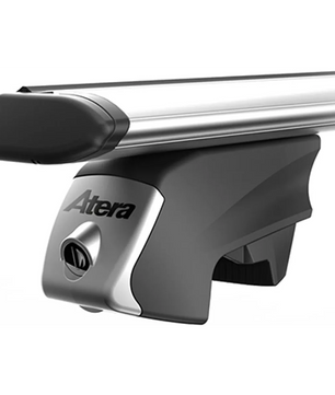 Nahaufnahme des Atera Relingträgers Signo RTD (048 522) Alu Dachträger mit einem 1220 mm Aeroprofil in elegantem silber-schwarzem Design.