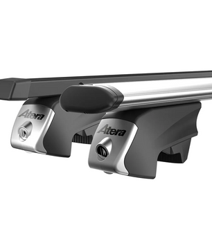 Atera Relingträger Signo RTD (048 522) Alu Dachträger, 1220 mm, silber und schwarz mit Aeroprofil Design und Verriegelungsmechanismus, auf weißem Hintergrund.