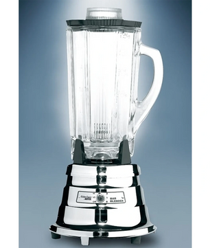 Der Gastroback Classic Blender 40110 Standmixer - silber steht vor einem blauen Hintergrund und verfügt über einen verchromten Sockel und einen einzigen Bedienschalter - perfekt für die Zubereitung von Smoothies.