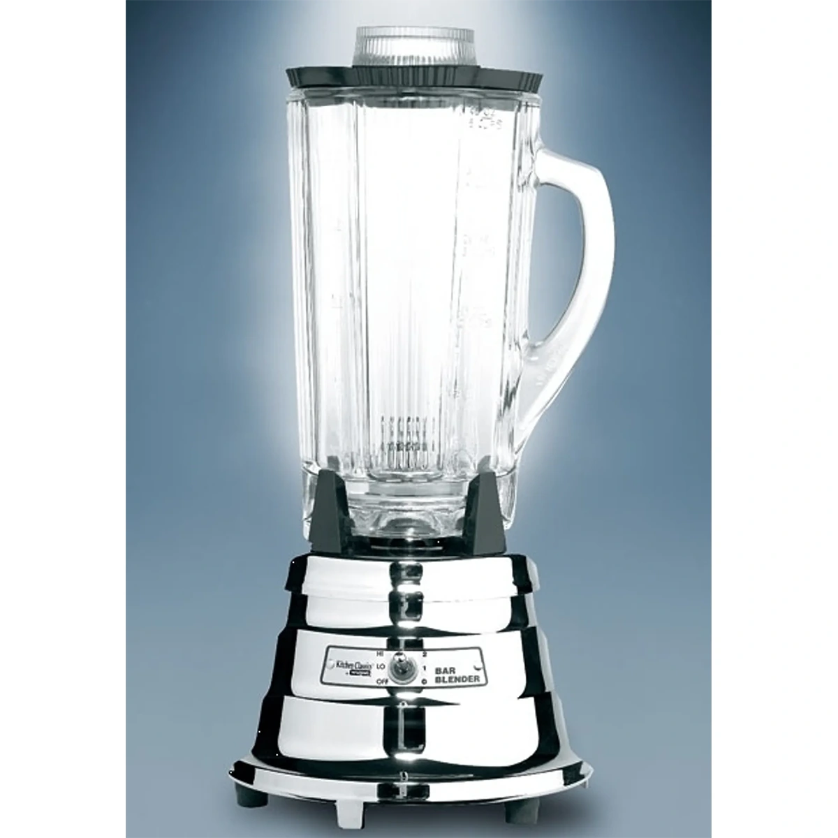 Der Gastroback Classic Blender 40110 Standmixer - silber steht vor einem blauen Hintergrund und verfügt über einen verchromten Sockel und einen einzigen Bedienschalter - perfekt für die Zubereitung von Smoothies.
