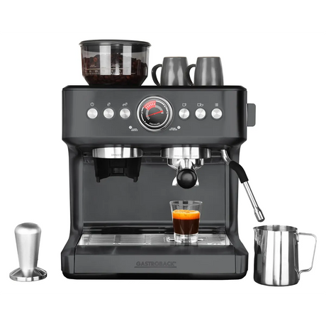 Die GASTROBACK Design Espresso Advanced Urban Duo 42627 Espressomaschine in Schwarz von Gastroback verfügt über eine Abstellfläche für Tassen, wird mit einem Tamper und einem Milchaufschäumbecher geliefert und bereitet einen Espresso zu. Sie ist mit einem integrierten Kegelmahlwerk für frisch gemahlene Bohnen und dem fortschrittlichen Zweikreis-Thermoblock-System für eine optimale Temperaturregelung ausgestattet.