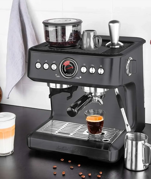 Die Espressomaschine „GASTROBACK Design Espresso Advanced Urban Duo 42627“ in Schwarz von Gastroback, komplett mit Milchaufschäumer, einem Glas Kaffee und Kaffeebohnen, steht elegant auf der Küchenarbeitsplatte.