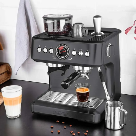 Die Espressomaschine „GASTROBACK Design Espresso Advanced Urban Duo 42627“ in Schwarz von Gastroback, komplett mit Milchaufschäumer, einem Glas Kaffee und Kaffeebohnen, steht elegant auf der Küchenarbeitsplatte.