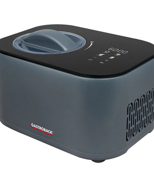 Die schwarze Gastroback Mini Gelateria 2-in-1 Eismaschine, ideal für die Herstellung von Eis und Joghurt, verfügt über ein digitales Display und einen Deckel auf weißem Hintergrund.