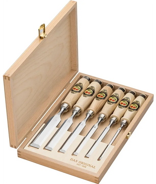 Eine Holzkiste enthält den Kirschen 1101 HK Stechbeitelsatz - braun: sechs Stechbeitel mit leichten Griffen von Kirschen, übersichtlich angeordnet und perfekt für präzise Holzarbeiten.