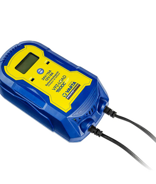 Blaues VARTA Powerzone VPZ-LOAD 15000 Plus-Batterieladegerät mit angeschlossenen Kabeln, von oben auf weißem Hintergrund, zum Laden von 12-V- und 24-V-Fahrzeugbatterien der VARTA Powerzone.